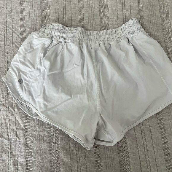 white lululemon hotty hot shorts - Picture 3 of 3